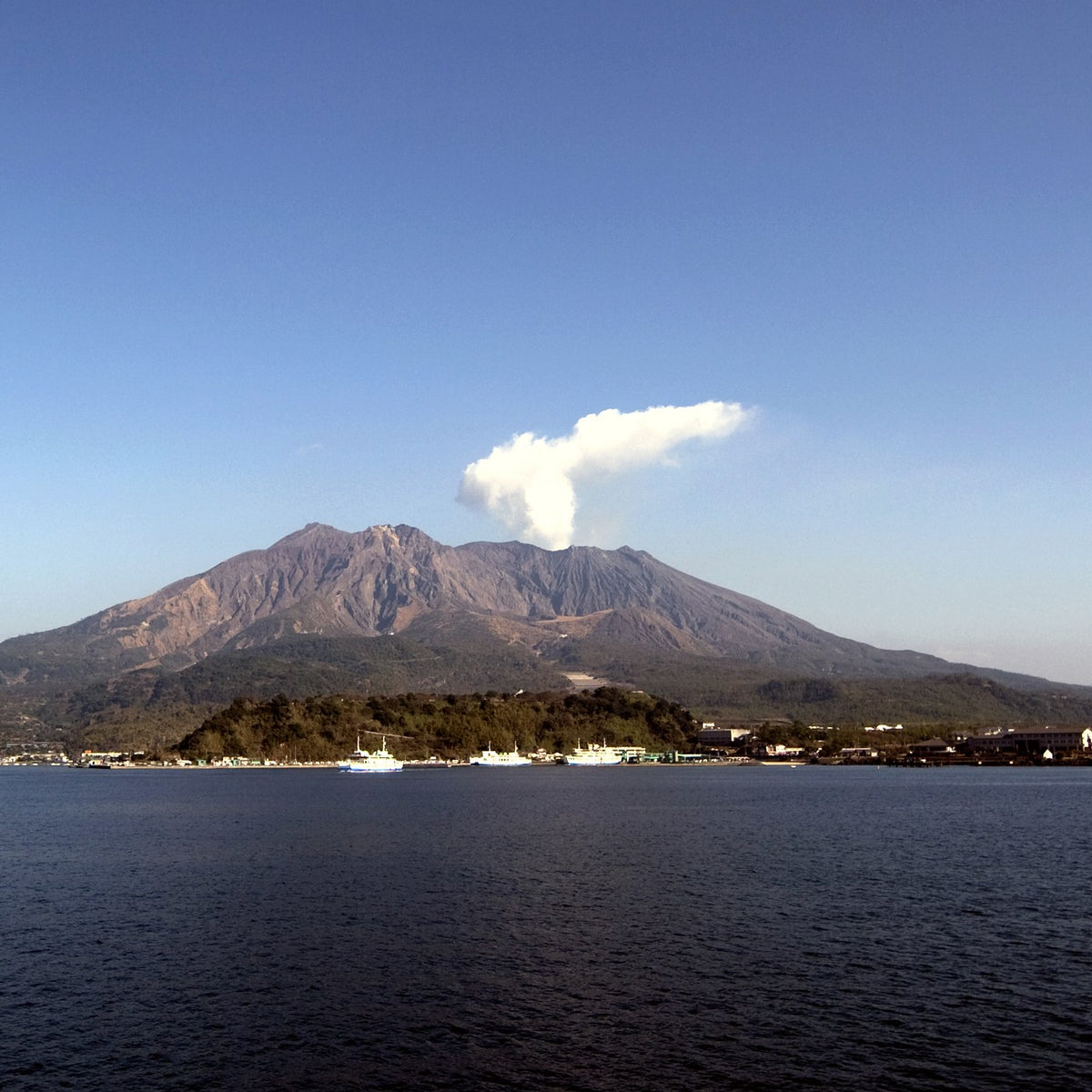 鹿児島県・錦江湾越しに見る桜島