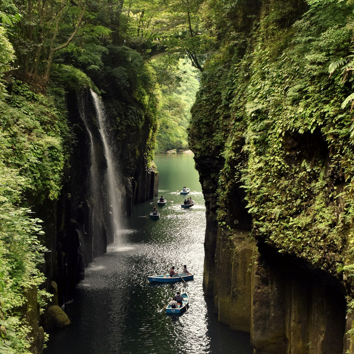宮崎県・高千穂峡の渓谷と真名井の滝