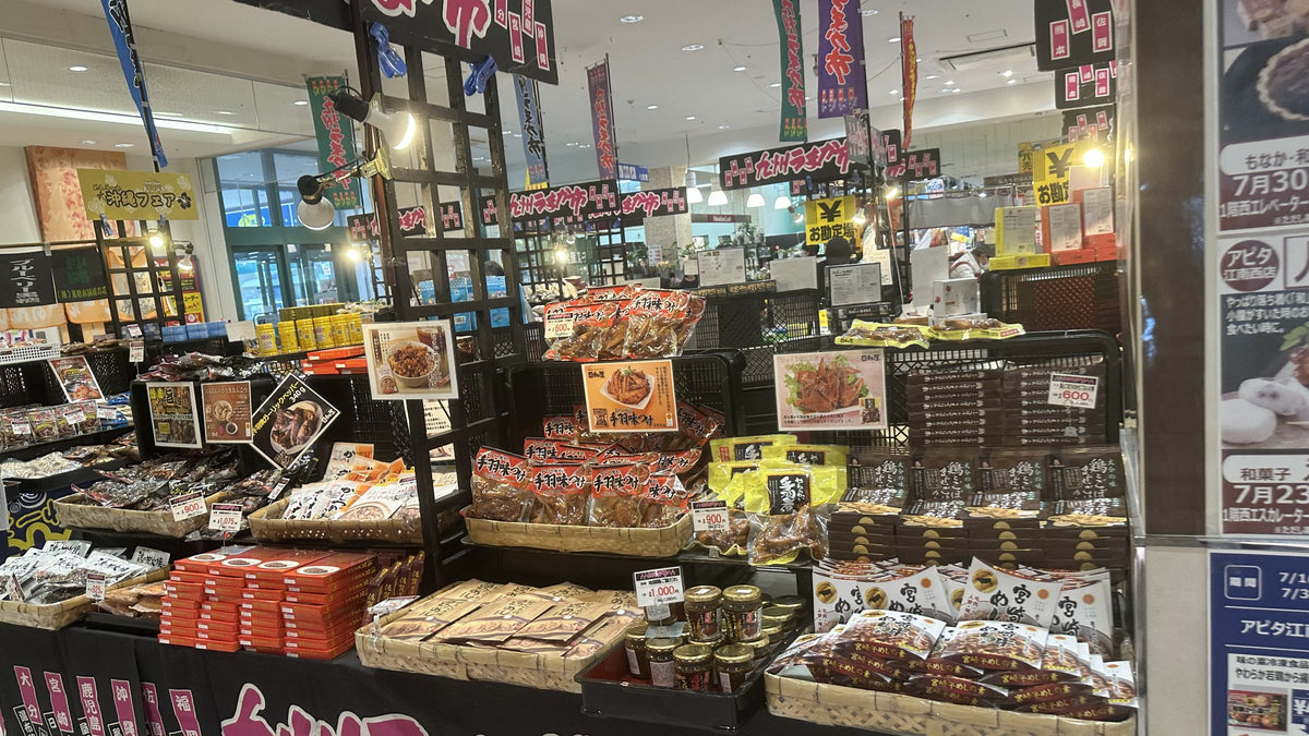 九州うまか市の売場。九州各地の特産品が並ぶ物産展の様子
